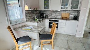 Een koelkast, een oven, een vaatwasser, een koffiezetapparaat/waterkoker