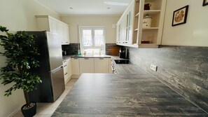 Refrigerador, microondas, horno, lavavajillas