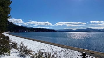 Plage privée, chaise longue, serviettes de plage