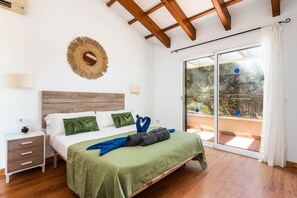 3 habitaciones, tabla de planchar con plancha y cuna de viaje 