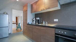 Kühlschrank, Mikrowelle, Ofen, Hochstuhl