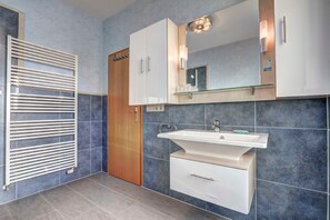 Douche, sèche-cheveux