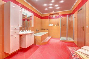 Douche, sèche-cheveux, serviettes fournies