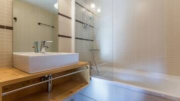 Baignoire, papier toilette