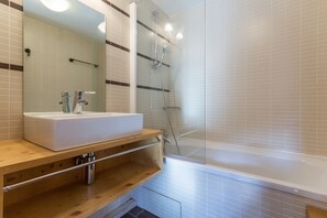 Baignoire, papier toilette