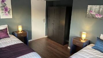 2 slaapkamers, een strijkplank/strijkijzer, reisbedje, gratis wifi