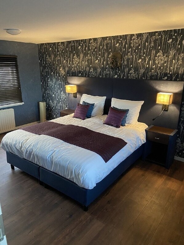 2 habitaciones, tabla de planchar con plancha y cuna de viaje 