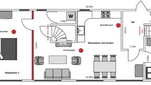 Indeling van een hotelkamer met twee slaapkamers, een badkamer, een keuken, een eethoek en een zithoek.