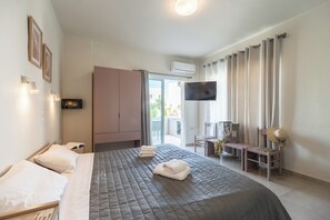 Caja de seguridad en la habitación y espacio para trabajar con laptop 