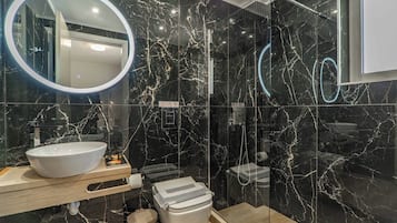 Studio Confort (4) | Salle de bain | Douche, douche à « effet pluie », sèche-cheveux, serviettes fournies