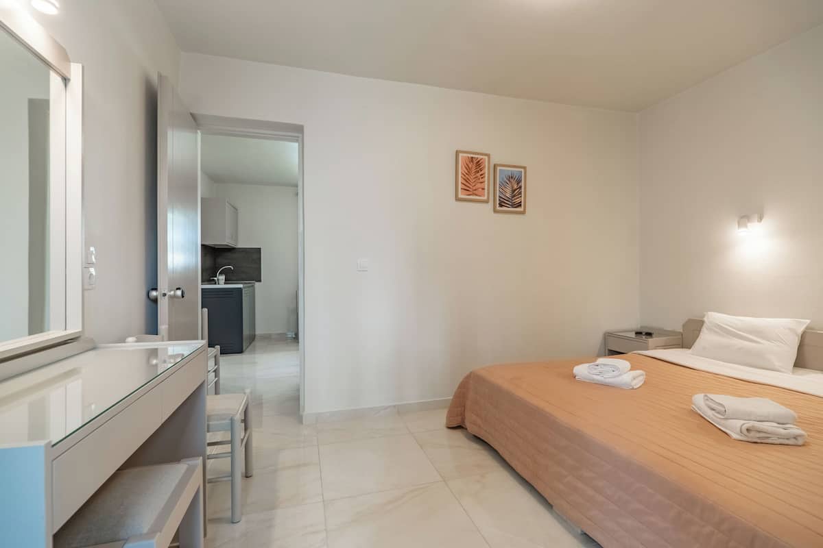 Family Apartment (5) | 1 bedroom, in-room safe, laptop workspace, soundproofing