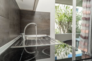 Doppia Basic | Cucina privata | Mini-frigorifero, piano cottura, macchina per tè/caffè