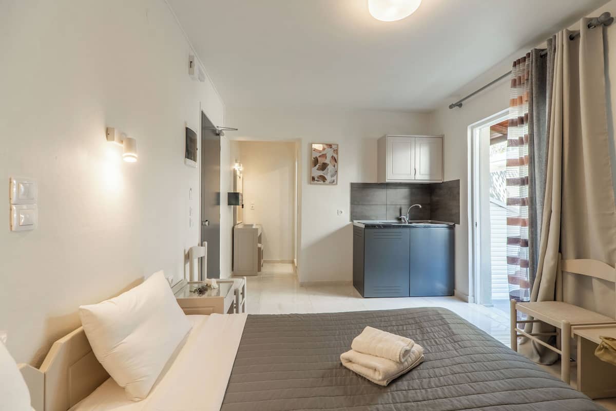 Basic Double Room | 1 bedroom, in-room safe, laptop workspace, soundproofing