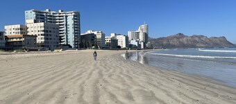 Jackie’s modern secure 3 bedroomed beach front property