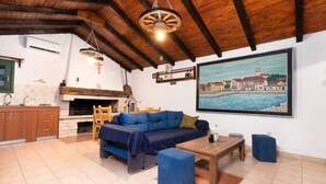 บ้านพักทราดิชันนัล, 3 ห้องนอน, สระว่ายน้ำส่วนตัว, วิวสวน | บริเวณนั่งเล่น | ทีวี 100 ซม. พร้อมช่องดาวเทียม, เตาผิง