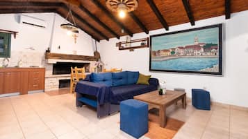 Maison Traditionnelle, 3 chambres, piscine privée, vue jardin | Coin séjour | Télévision de 100 cm avec chaßnes par satellite, cheminée