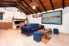 Maison Traditionnelle, 3 chambres, piscine privée, vue jardin | Coin séjour | Télévision de 100 cm avec chaînes par satellite, cheminée