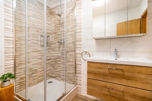 Traditionelt hus - 3 soveværelser - privat pool - udsigt til have | Badeværelse | Bruser, hårtørrer, Sæbe, Toiletpapir