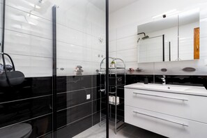 Casa tradicional, 3 quartos, piscina particular, vista para o jardim | Banheiro | Chuveiro, secador de cabelo, sabonete, papel higiênico