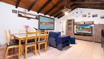 Traditional-Haus, 3 Schlafzimmer, eigener Pool, Gartenblick | Essbereich im Zimmer