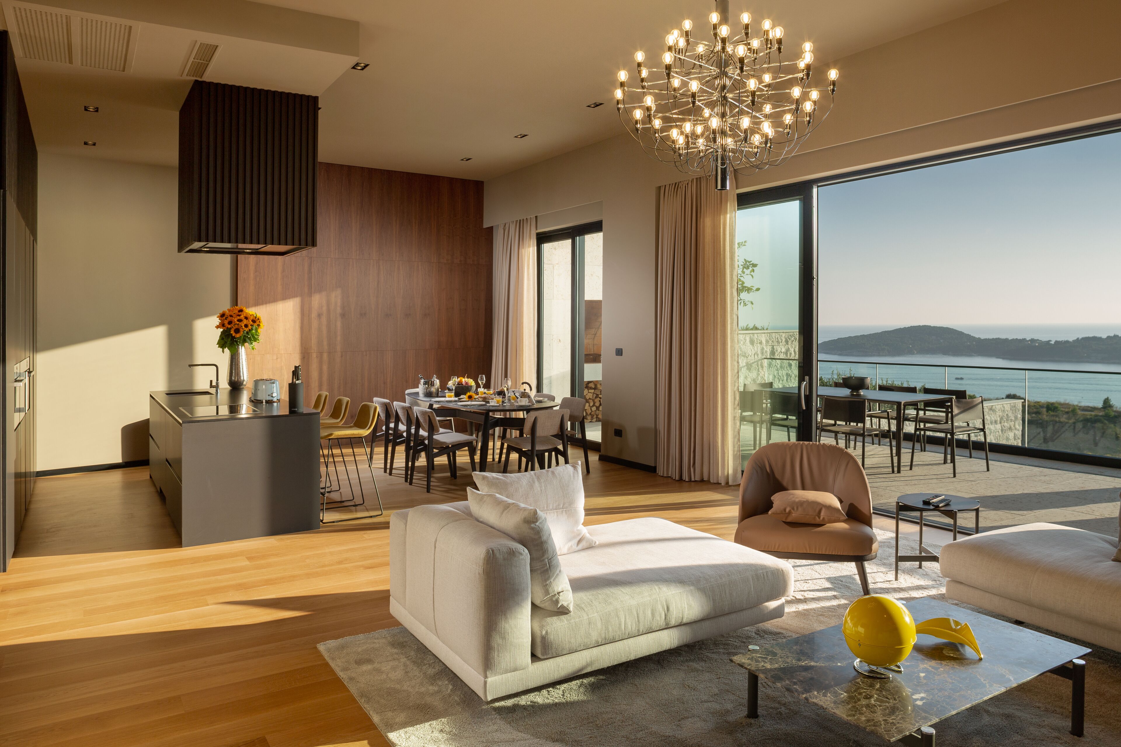 Smart-TV, peis, musikkbibliotek og stereoanlegg