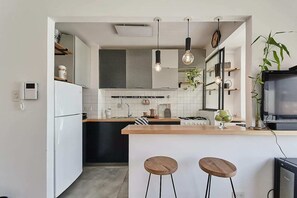 Kjøleskap, ovn, kaffetrakter/tekoker og brødrister