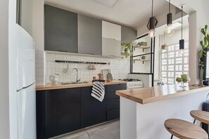 Refrigerador, horno, cafetera/tetera, tostadora