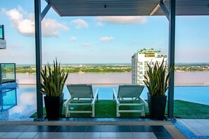 Outdoor pool - MekongView 6 CondoTel (Phnom Penh)
