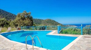 Una piscina al aire libre de temporada