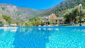Una piscina al aire libre de temporada
