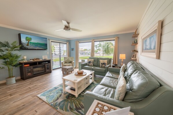 TV, DVD player - Villa de sol Edgewater Villa 912! Completely Renovated! Lake Views! Kick Back & Relax in the Sun! (Panama City Beach)