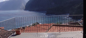Casa Rústica do Século XIX com Vista Deslumbrante Sobre o mar e Serra