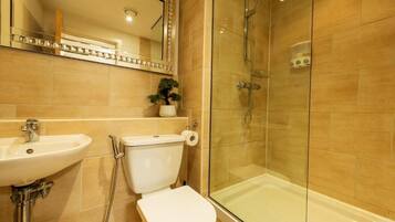 Deluxe appartement | Badkamer | Milieuvriendelijke toiletartikelen, handdoeken, zeep, shampoo