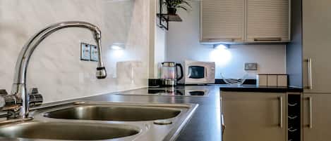 Deluxe Apartment | Private kitchen | Microwave, electric kettle