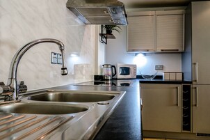Deluxe Apartment | Private kitchen | Microwave, electric kettle