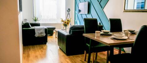 Deluxe Apartment | Living room | 32-inch flat-screen TV with digital channels, TV