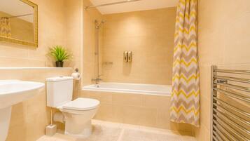 Deluxe Apartment | Bathroom | Eco-friendly toiletries, towels, soap, shampoo