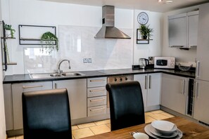 Deluxe-lejlighed | Privat køkken | Mikrobølgeovn, elkedel