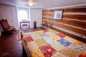 4 bedrooms, in-room safe, desk, iron/ironing board - Fulkerson-Hilton historic homestead (Hiltons)