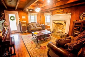 Smart TV, fireplace, books, music library - Fulkerson-Hilton historic homestead (Hiltons)