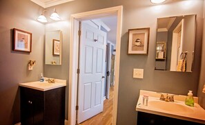 Combined shower/bathtub, hair dryer, towels, soap