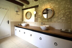 Ducha y bañera combinadas, secador de pelo, toallas y papel higiénico