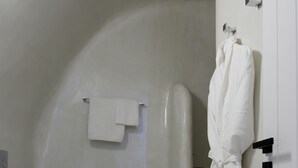 Kylpyhuone, jossa on kylpyamme, wc ja pyyheteline.