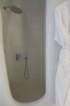 Een douche, een haardroger, handdoeken, zeep