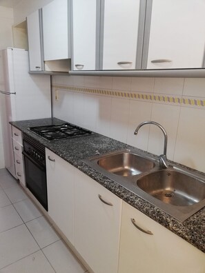 ثلاجة، ميكروويف، فرن، ماكينة لصنع القهوة/الشاي