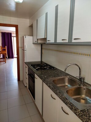 Frigorífico, microondas, horno y cafetera o tetera