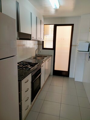 Réfrigérateur, micro-ondes, four, cafetière/bouilloire