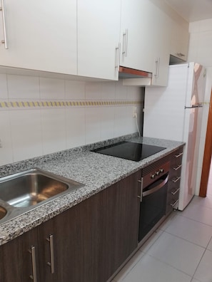 Frigorífico, microondas, horno y cafetera o tetera