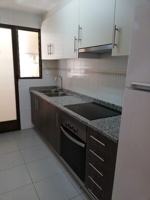 Een koelkast, een magnetron, een oven, een koffiezetapparaat/waterkoker