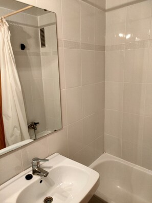Bathtub, towels - Tamaris playa 5ºE (Xeraco Playa)